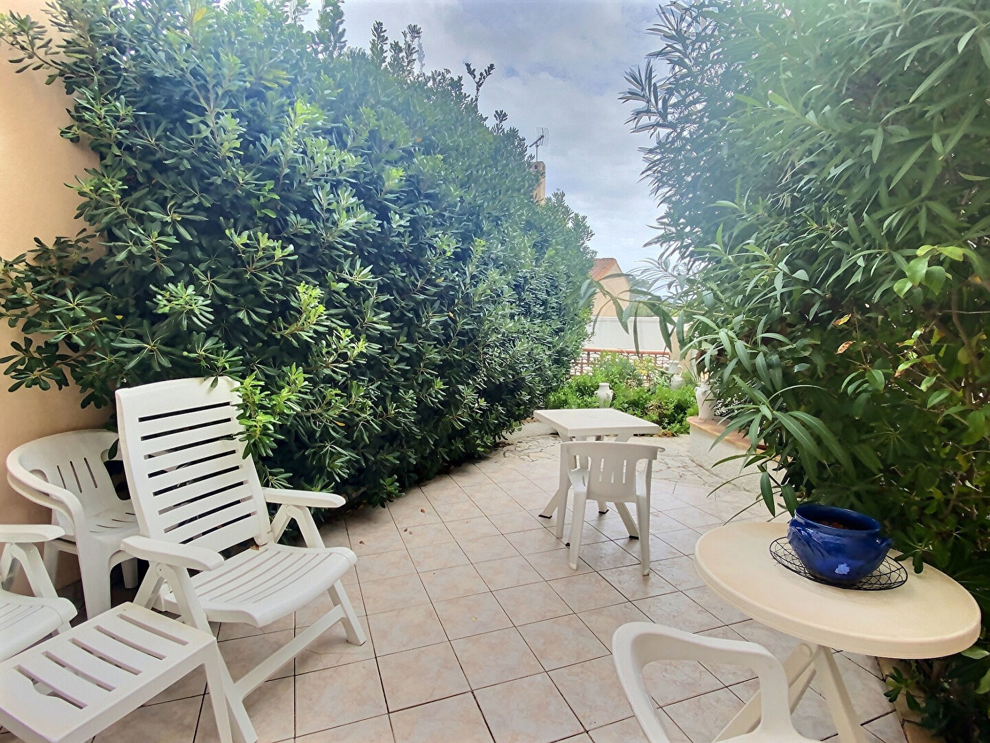 Photo LOCATION MEUBLEE T2 AVEC PLACE DE PRIVATISEE ET GRAND JARDIN CARRY LE ROUET image 2/6