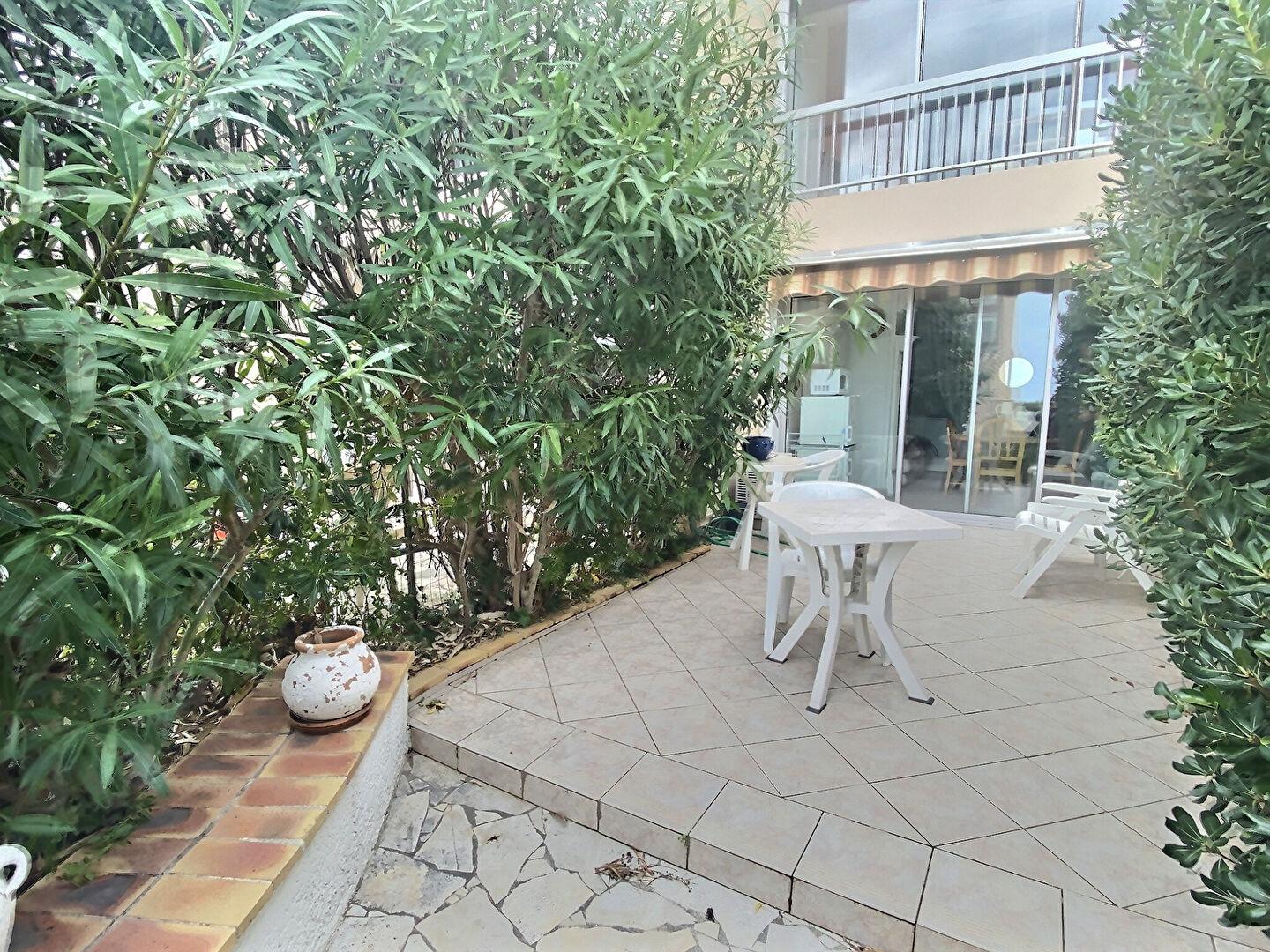 Photo LOCATION MEUBLEE T2 AVEC PLACE DE PRIVATISEE ET GRAND JARDIN CARRY LE ROUET image 4/6