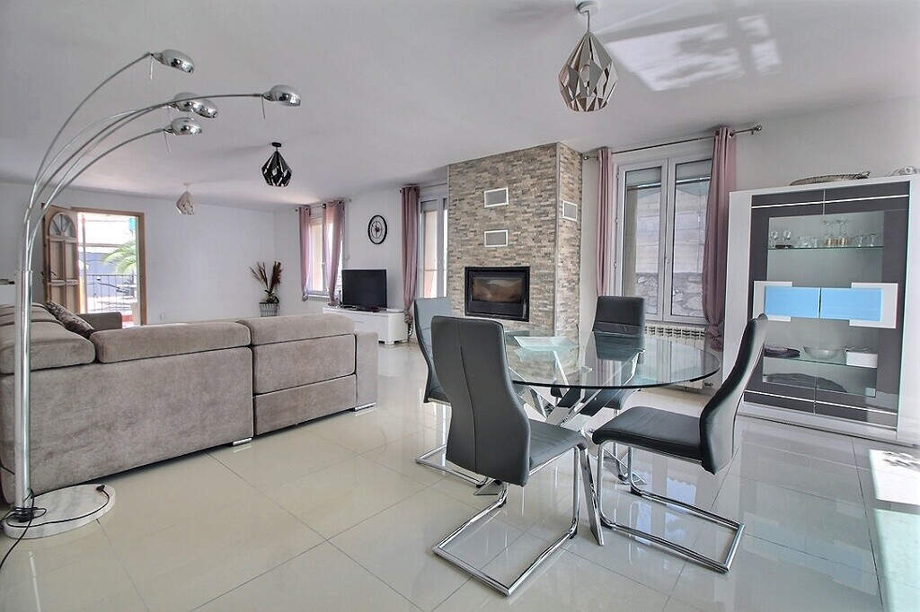 MARSEILLE 10 - SECTEUR LARRAT / ROMAIN ROLLAND -  MAISON PRINCIPALE - 2 MAISONS DE PLAIN-PIED INDEPENDANTES - PISCINE - JARDIN - AU CALME ABSOLU -