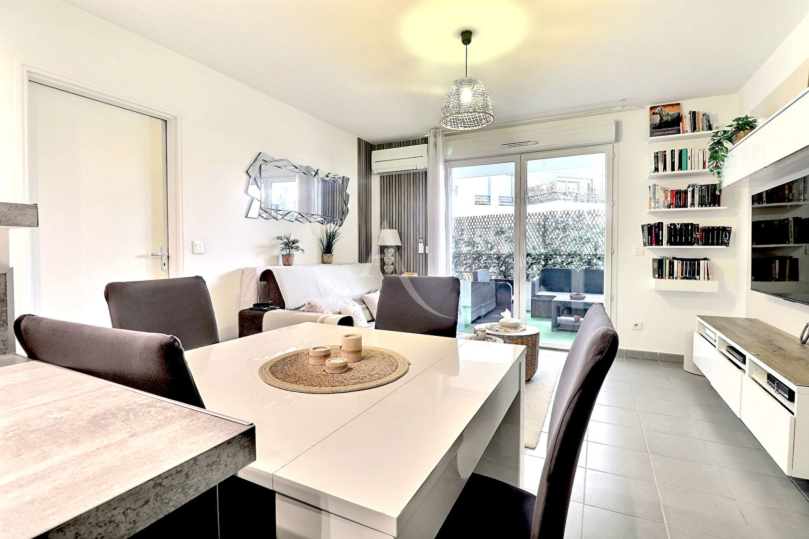 Appartement 2 pièces avec terrasse 8m2 et stationnement privatif