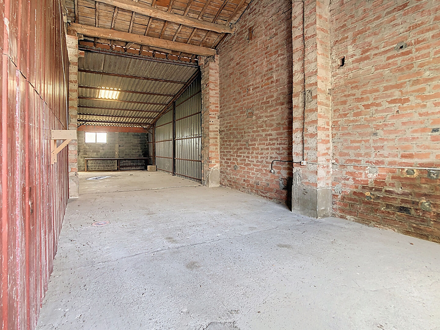 Photo Hangar sécurisé de 100m² image 5/6