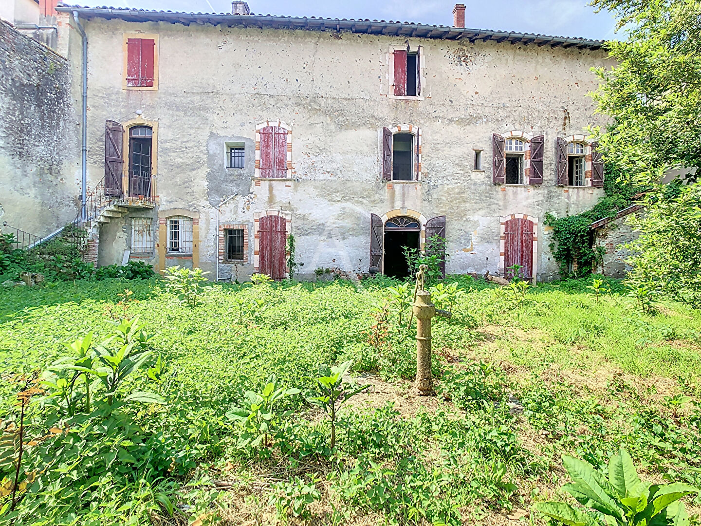 Maison de Maitre avec dépendances au coeur de Cazères sur Garonne avec un jardin d'environ 1307 m²