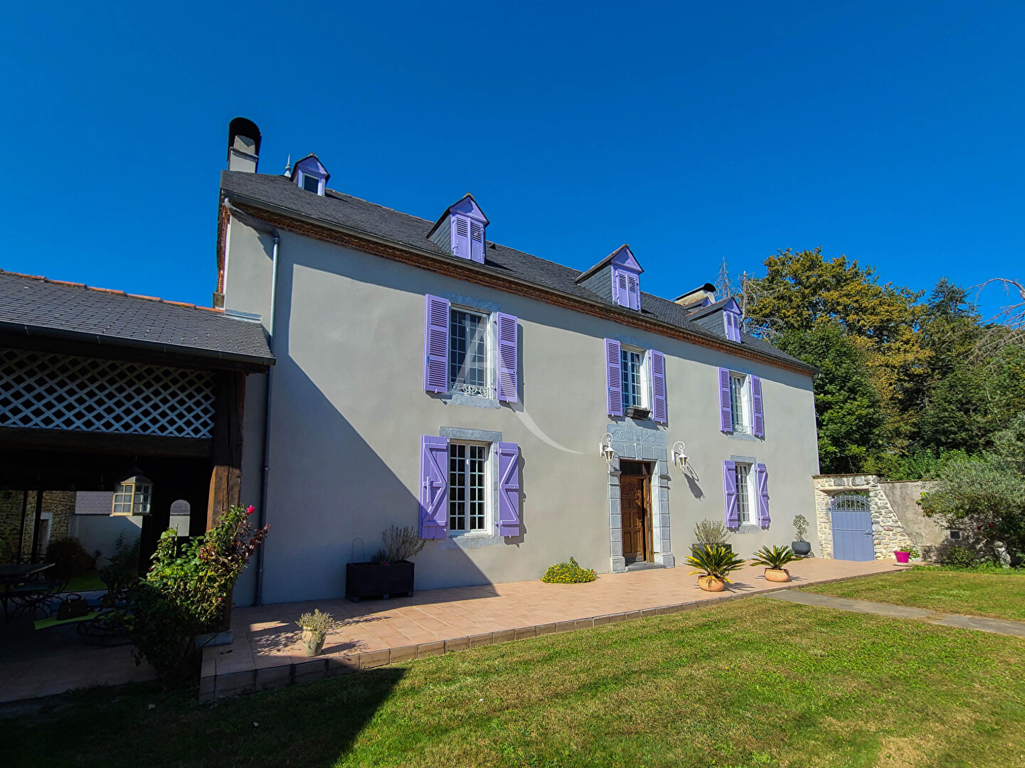 Propriété d'exception 1870 rénovée - Vue Pyrénées, granges et 3 100 m² de terrain plat