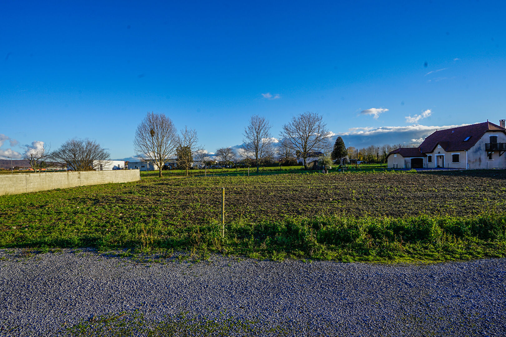 Terrain plat 1500 m² à Assat - hors lotissement, réseaux en bordure