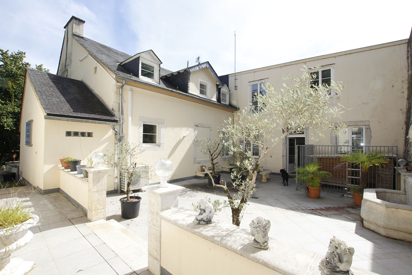 Rontignon - Propriété d'exception sur 5 ha - Maison de Maître, 5 logements, piscine & spa - 15 min Pau