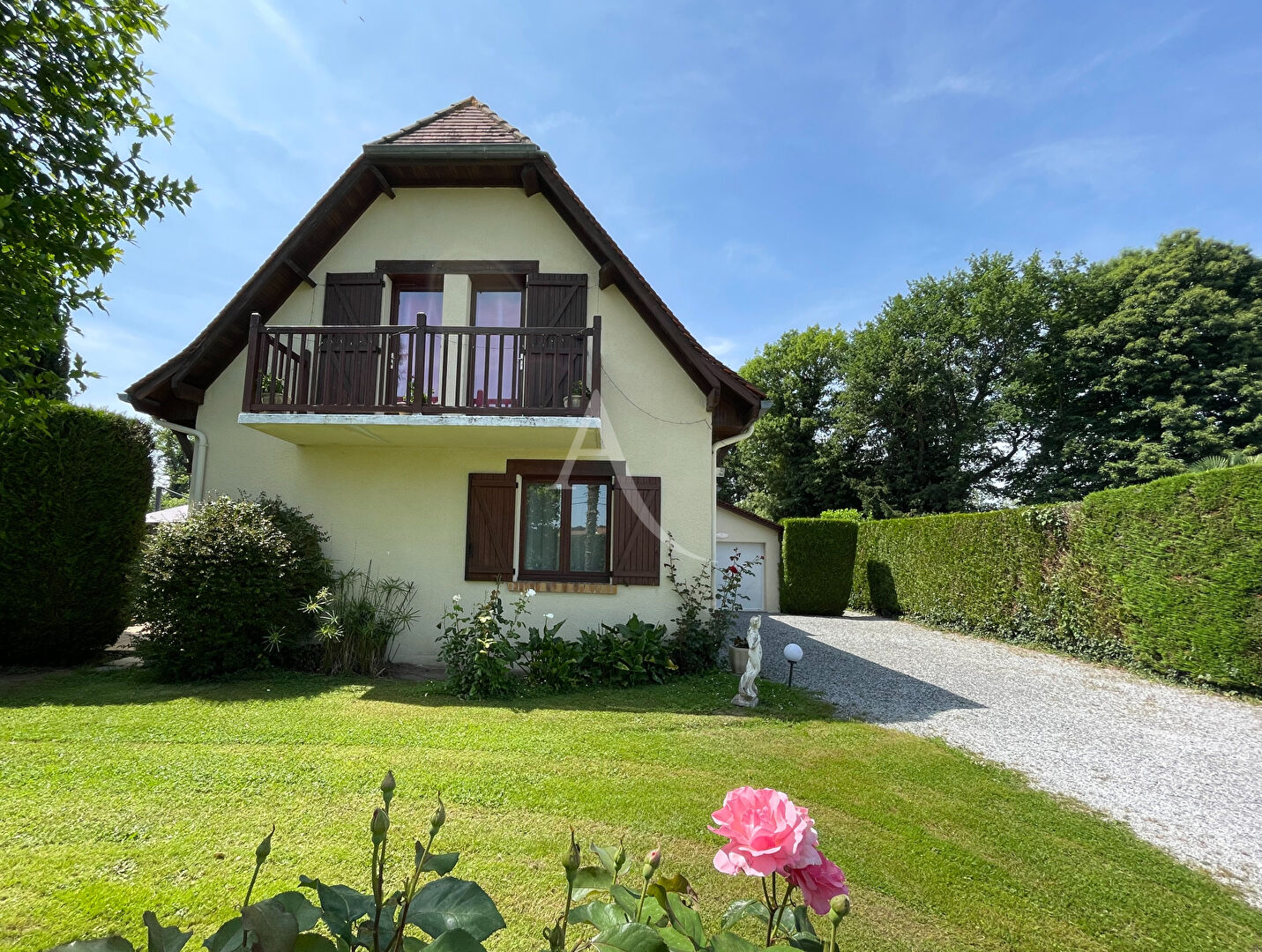 Maison familiale sur joli terrain arboré, proche Morlàas
