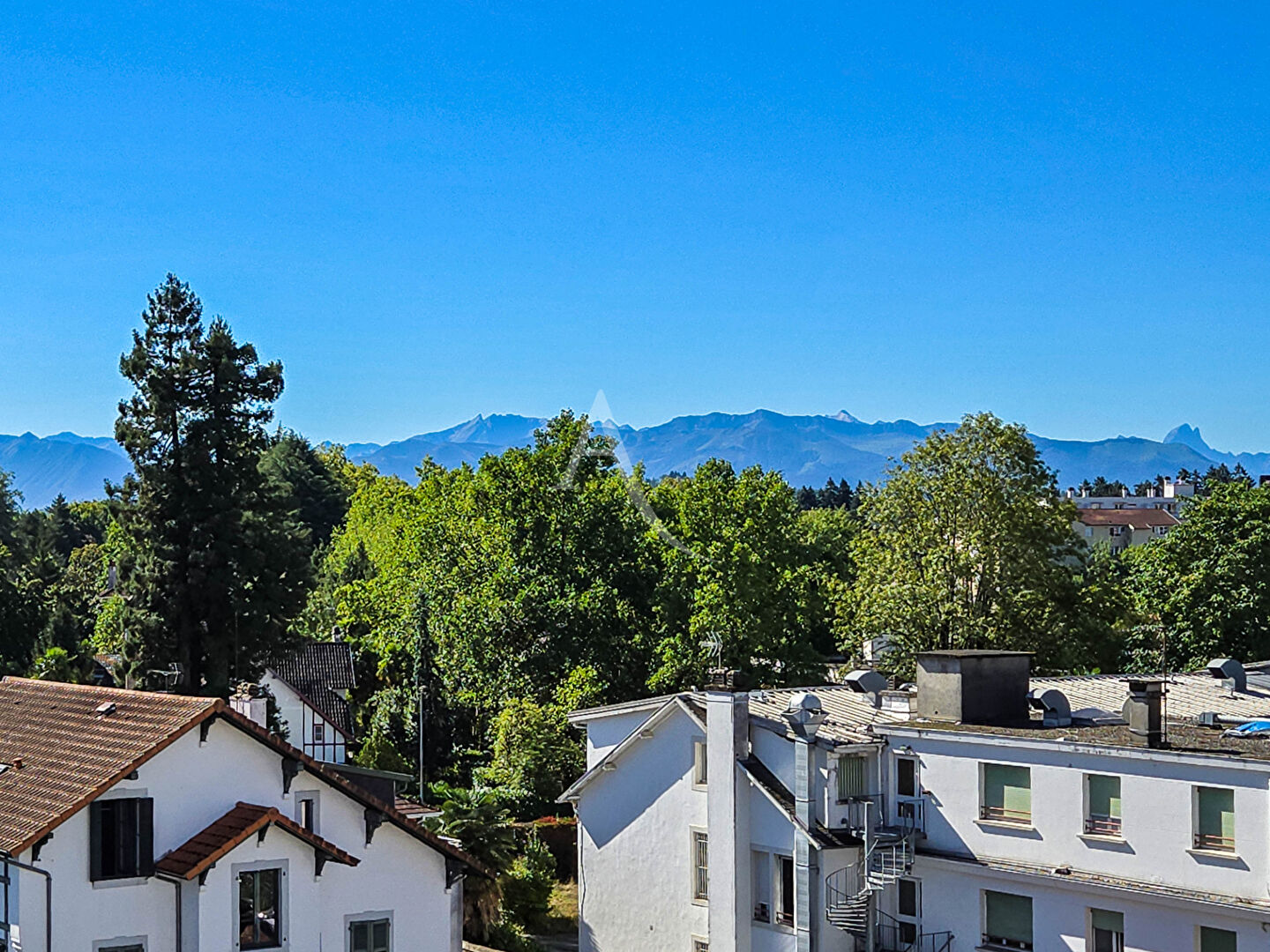 T5 traversant 3 chambres - balcon plein sud vue montagnes + garage fermé - Pau