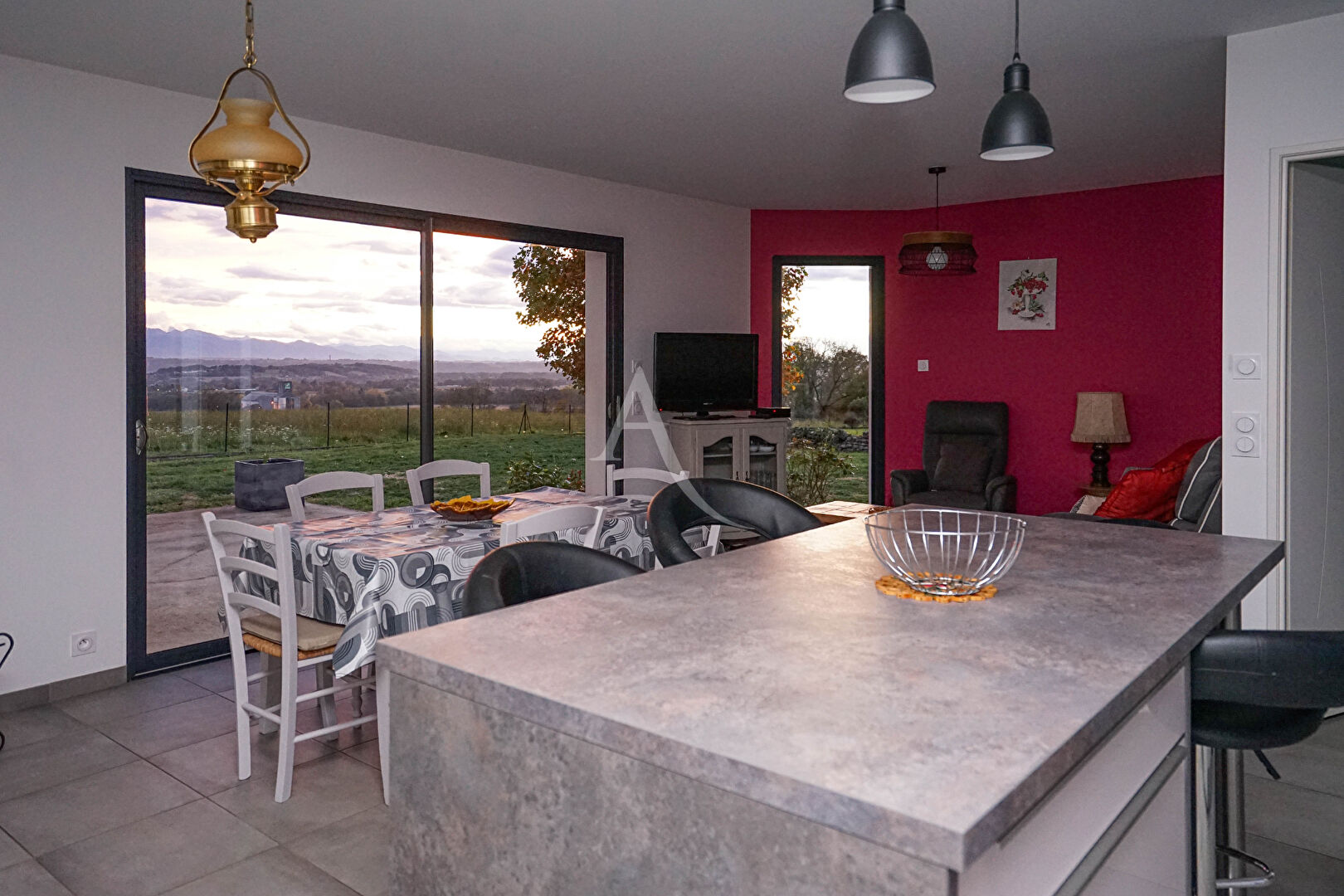 Photo Contemporaine plain-pied 2019, 3 chambres, vue Pyrénées, calme et confort à Andoins 104 m2 image 3/6