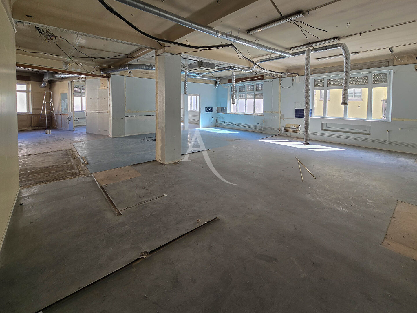 Local commercial / bureaux 224,40 m² Centre-ville de Pau Palais des Pyrénées 6 pièces