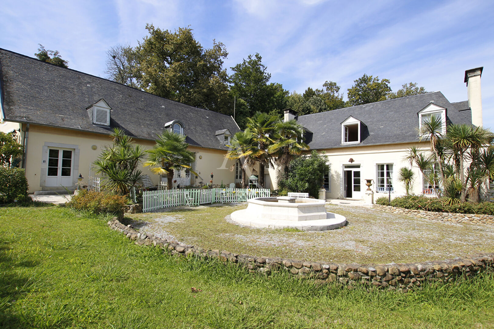 Rontignon - Propriété d'exception sur 5 ha - Maison de Maître, 5 logements, piscine & spa - 15 min Pau