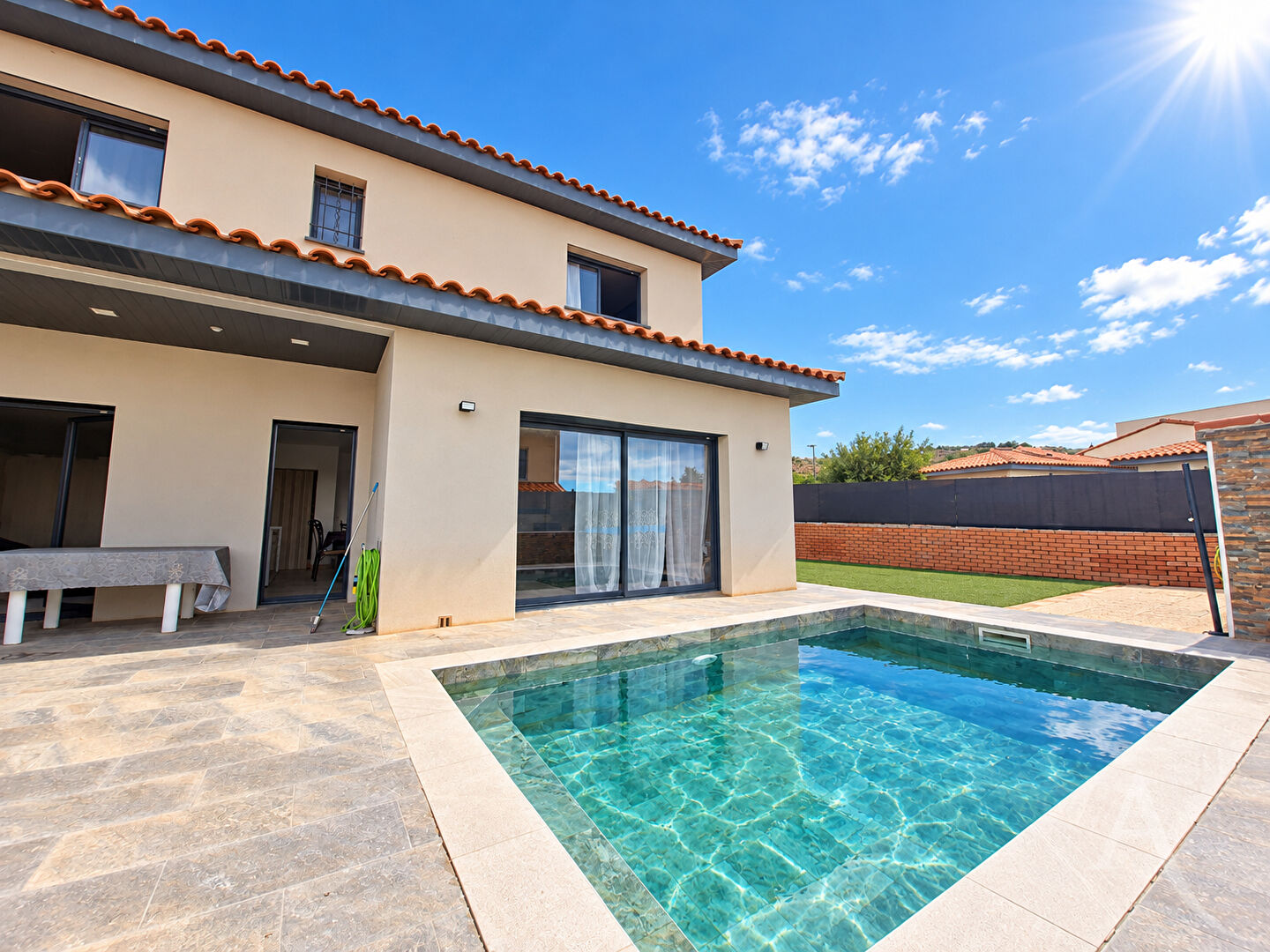Baixas, Villa composée de 5 chambres, avec garage et piscine