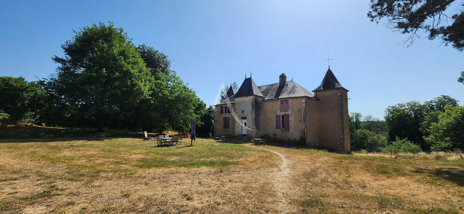 VIVONNE - MANOIR - PAVILLON DE CHASSE - CHARME - GRAND TERRAIN