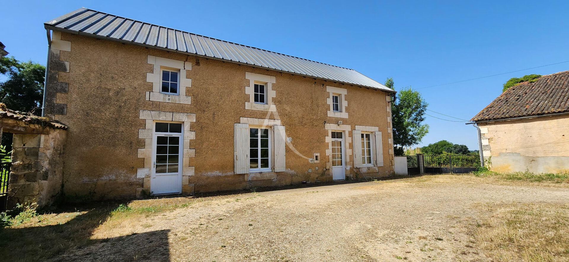 Photo VIVONNE - CORPS DE FERME RENOVE - DEPENDANCE - TERRAIN image 1/6