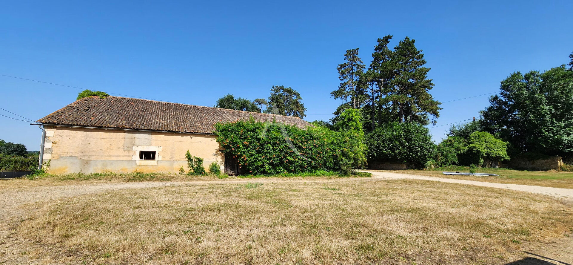 Photo VIVONNE - CORPS DE FERME RENOVE - DEPENDANCE - TERRAIN image 2/6