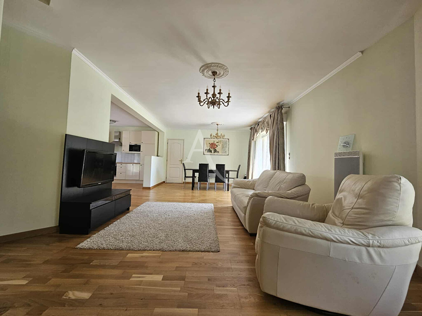 Photo Vaste pavillon récent - Rue image 2/6