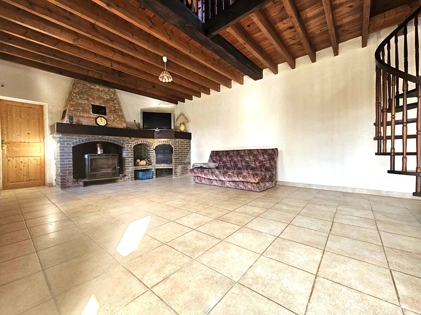 Maison nichée dans un écrin de verdure.5000m² de terrain.Hangar 120m²