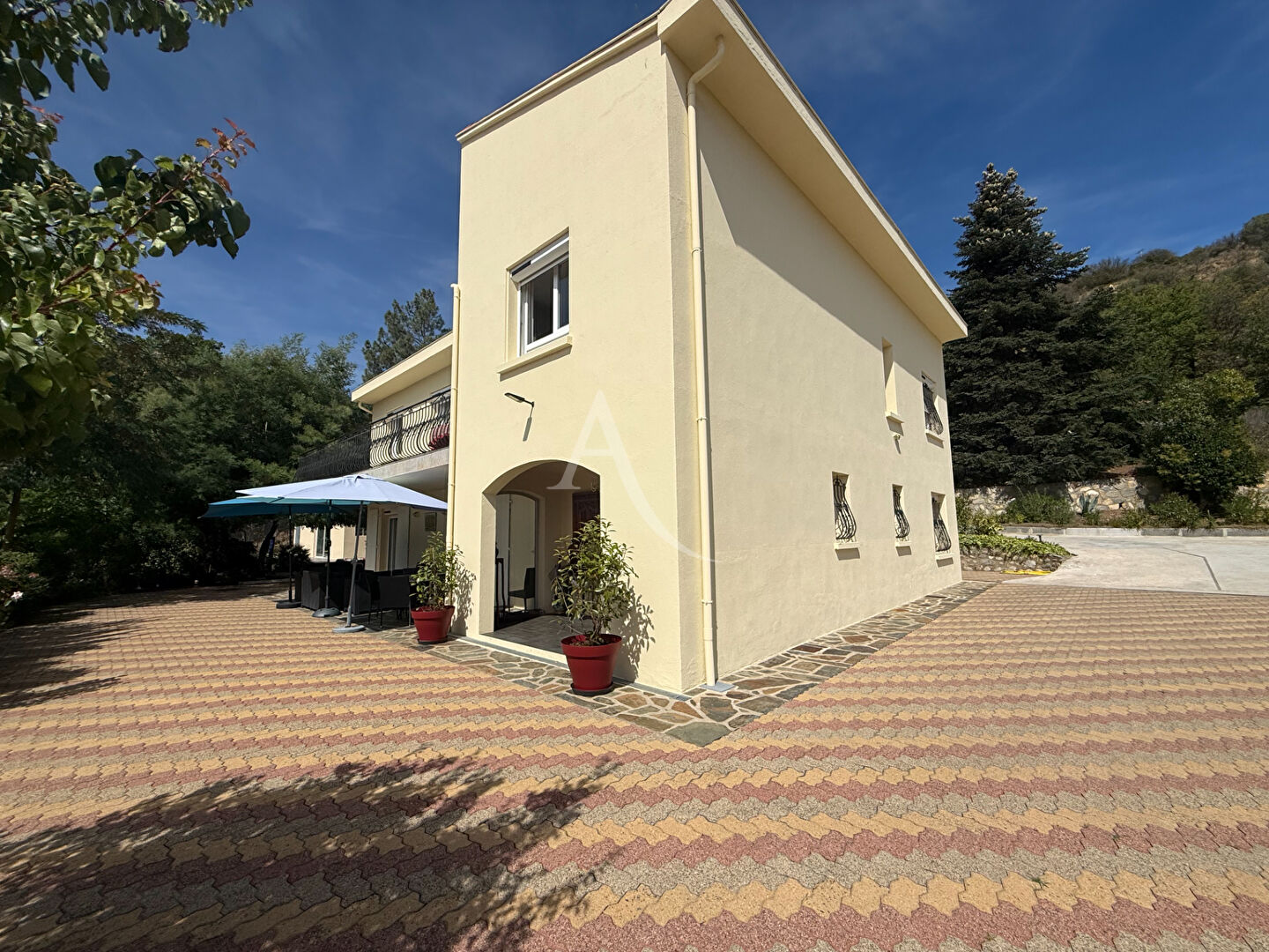 PRADES- Maison 7 pièce(s), parc, piscine,  4 faces