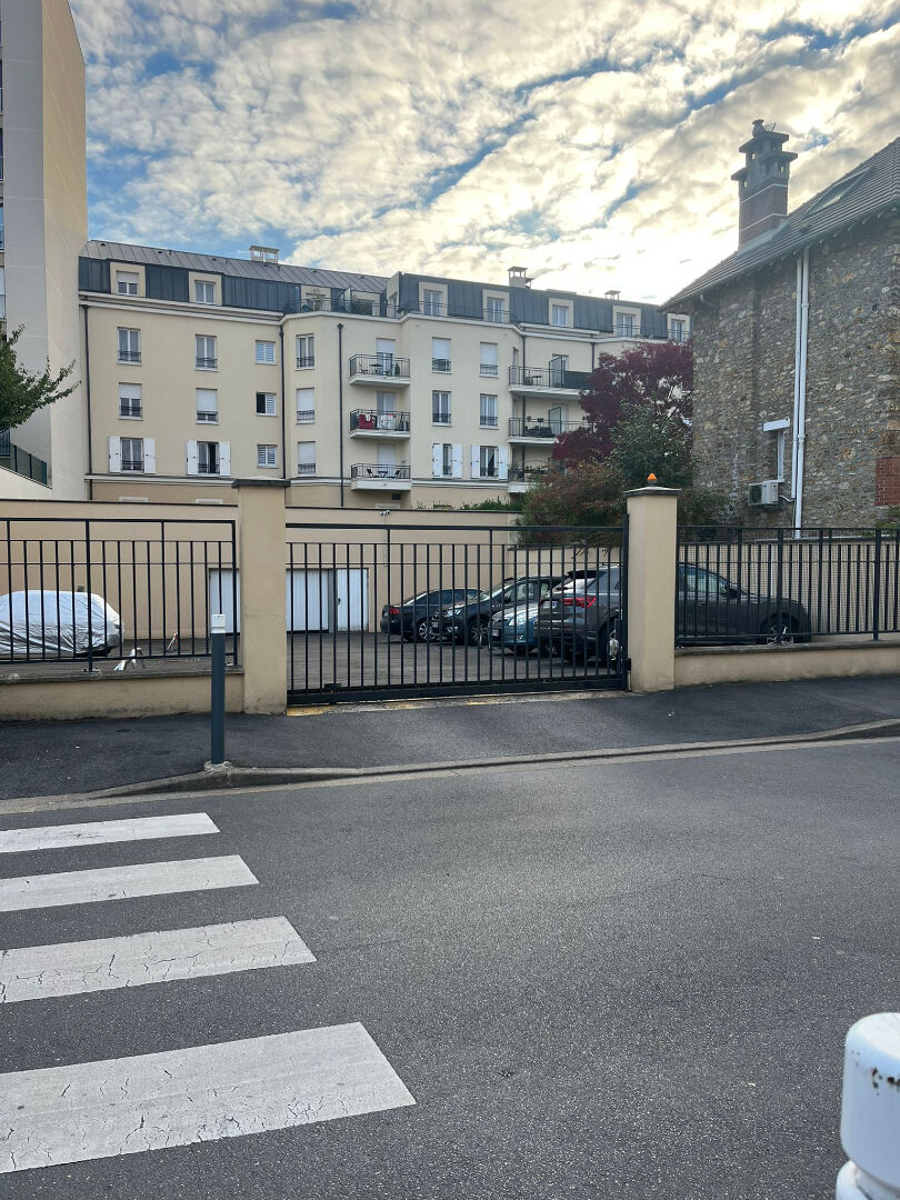 VILLEMOMBLE, à 3 min de la gare RER, 3 places de Parking