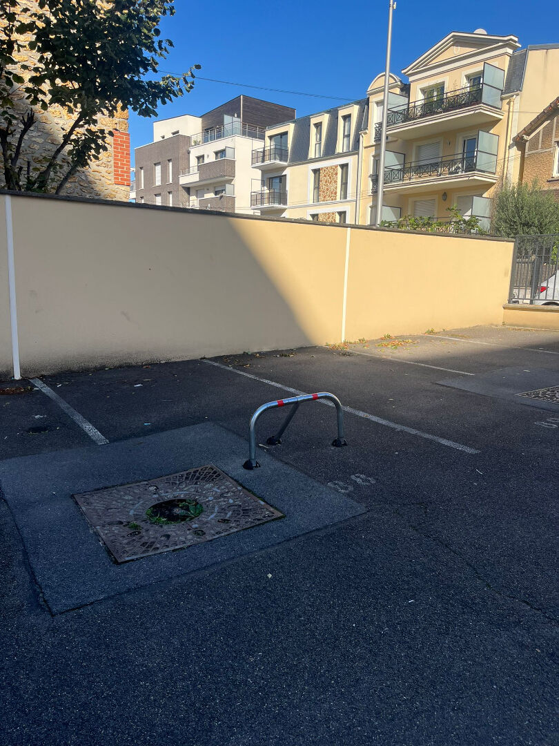 Photo VILLEMOMBLE, à 3 min de la gare RER, 3 places de Parking image 2/4