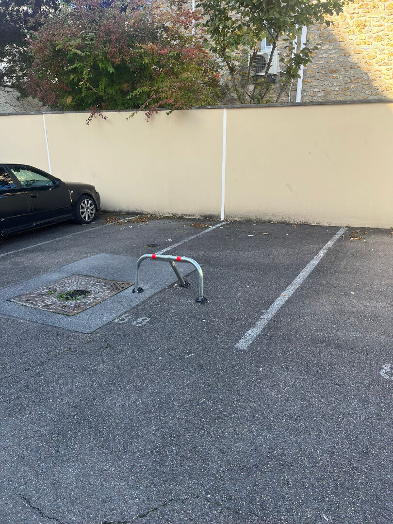 Photo VILLEMOMBLE, à 3 min de la gare RER, 3 places de Parking image 3/4