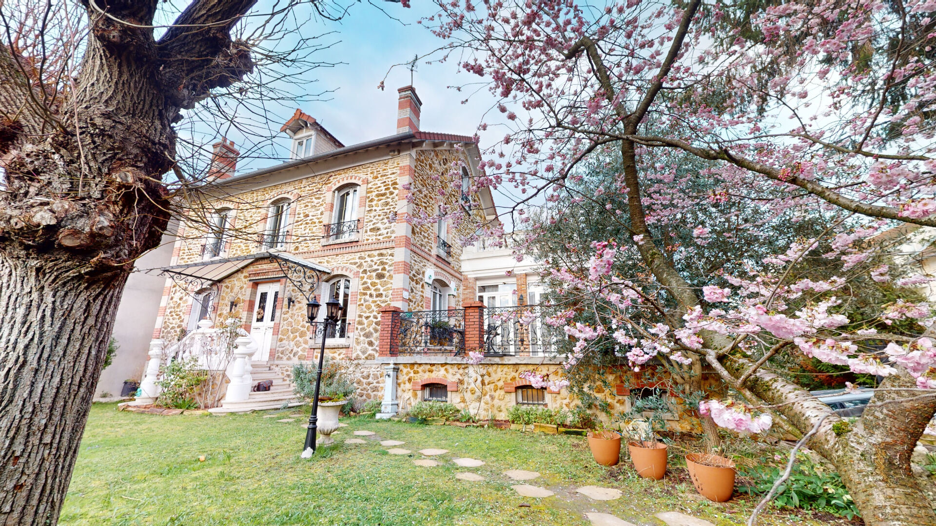 PAVILLONS- SOUS- BOIS, 11 pièces, 225m2