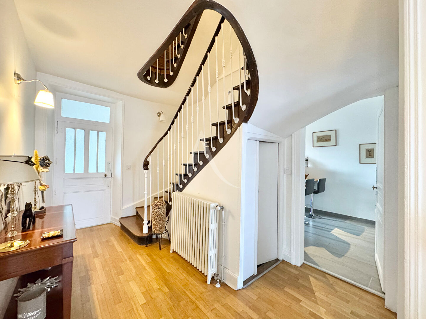 Photo Bien rare - Belle demeure de maître rénovée avec piscine & verger, dépendances/garages image 3/6