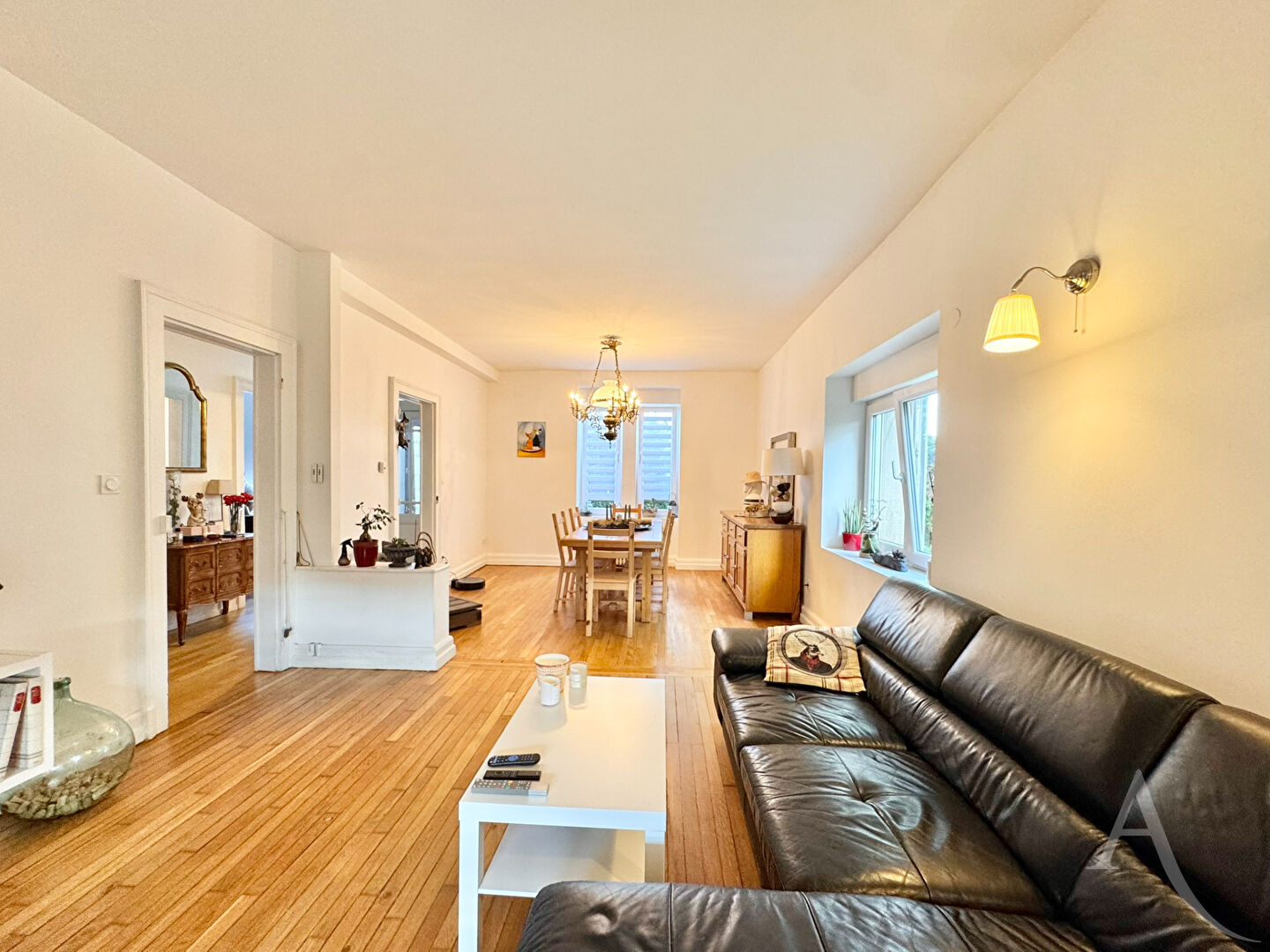 Photo Bien rare - Belle demeure de maître rénovée avec piscine & verger, dépendances/garages image 4/6