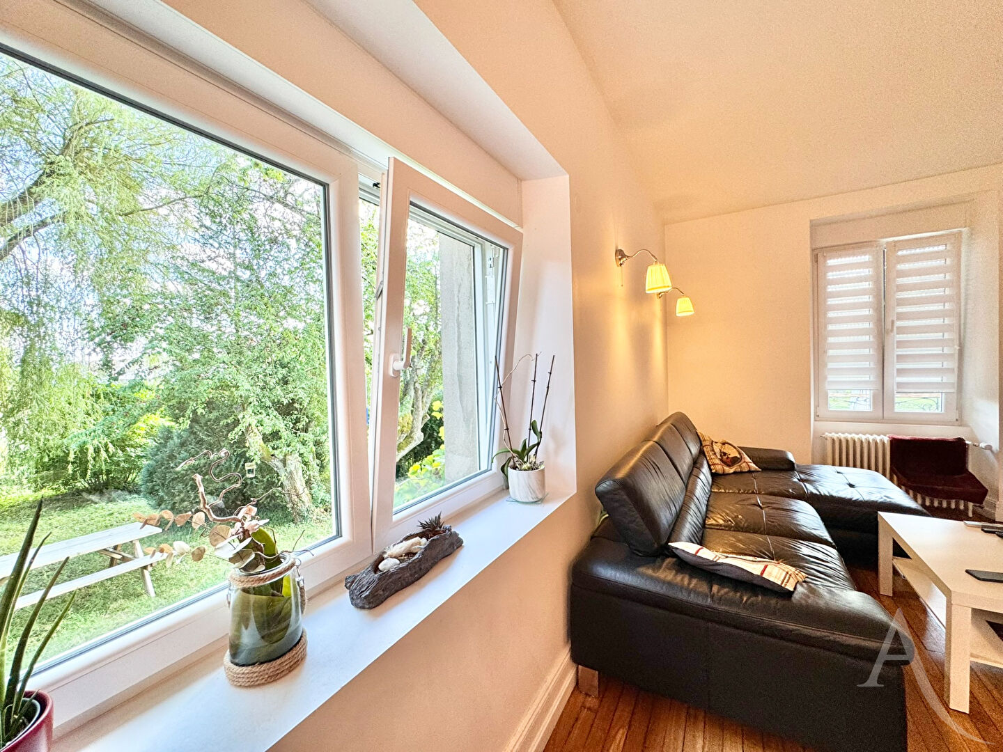 Photo Bien rare - Belle demeure de maître rénovée avec piscine & verger, dépendances/garages image 5/6