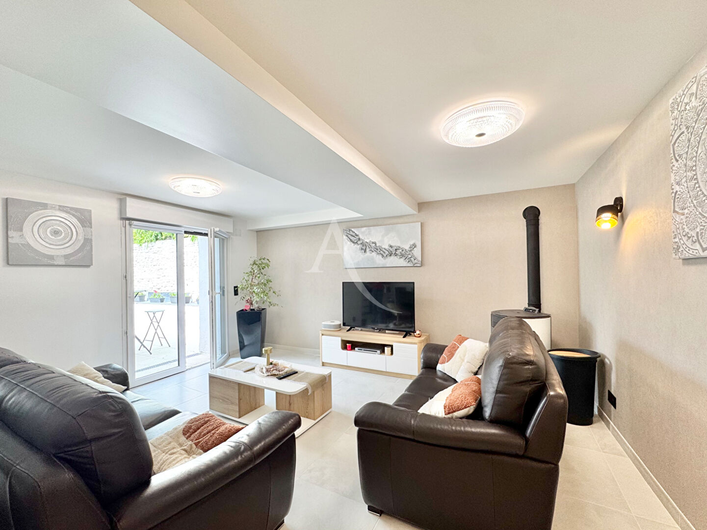 Maison de ville entièrement rénovée, avec son garage, sa piscine et jardin