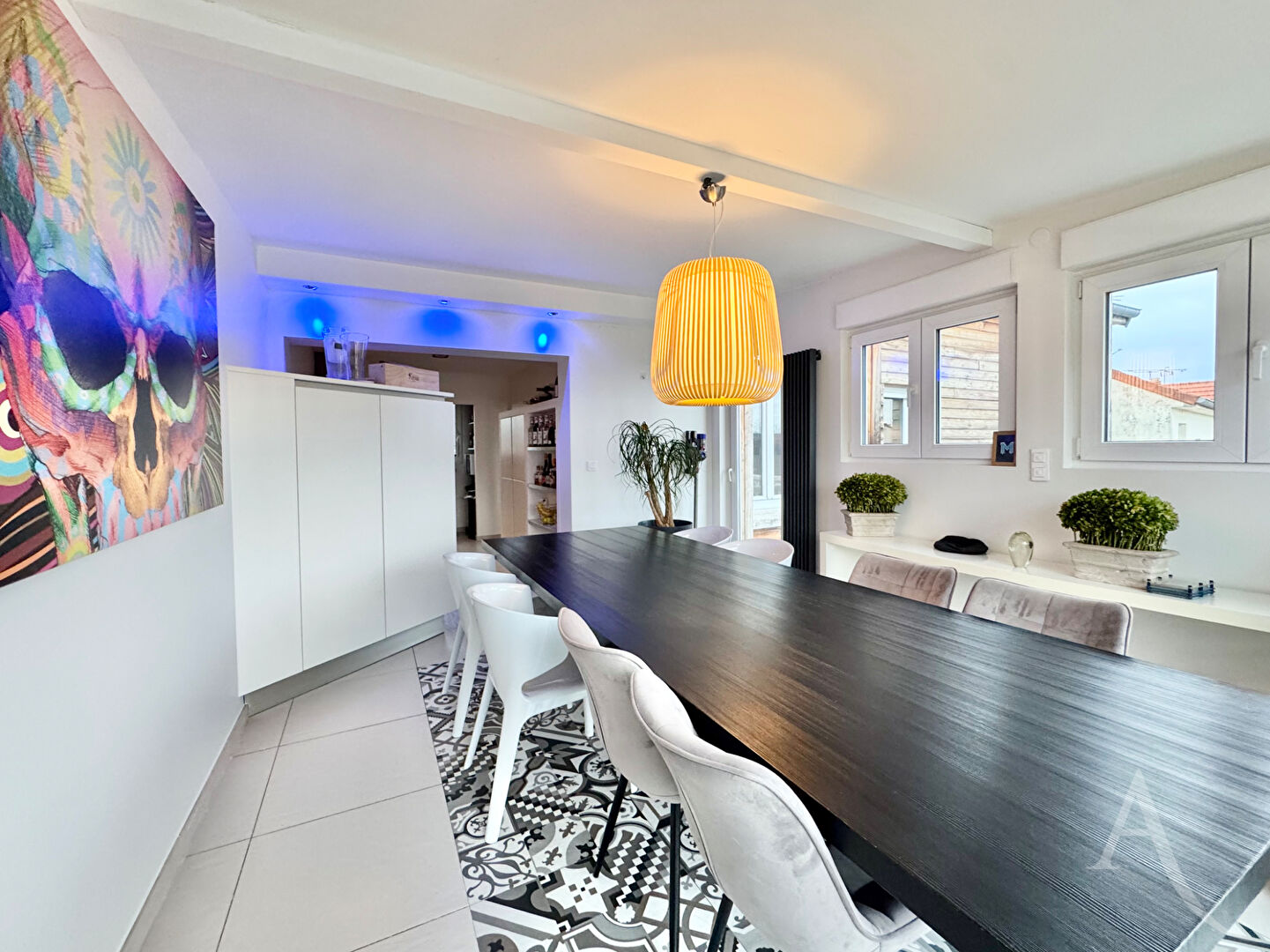 Immeuble de rapport 1 T4 + 1 T5 + 5 studios avec terrasses, jardin, garage, parkings, caves