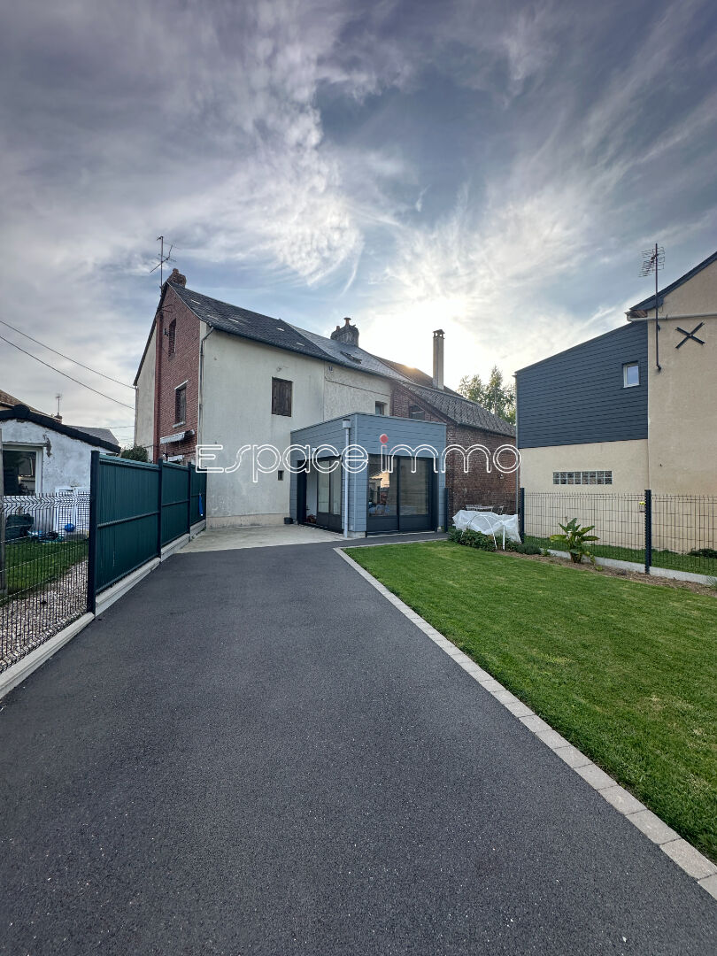 Maison entièrement rénovée - Mitoyenne des deux côtés - 4 pièces - 95 m2 - MONTVILLE centre - avec jardin et garage