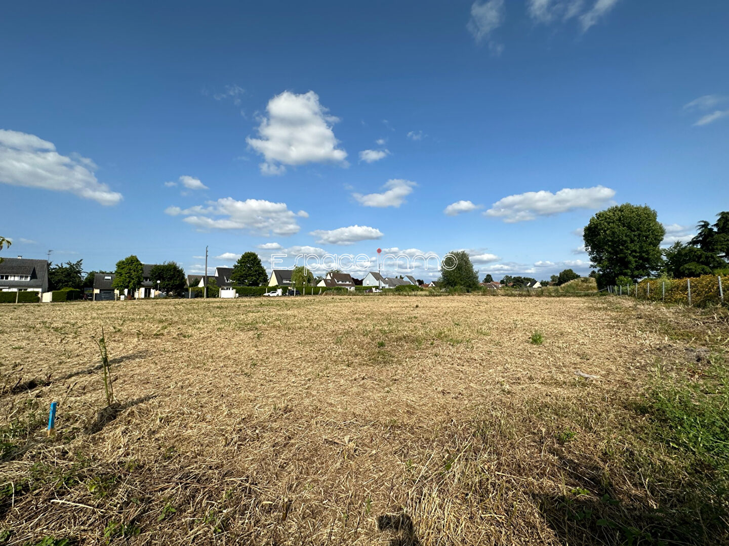 Photo Terrain plat à viabiliser hors lotissement - libre de constructeur - Houppeville - 597 m² image 2/3