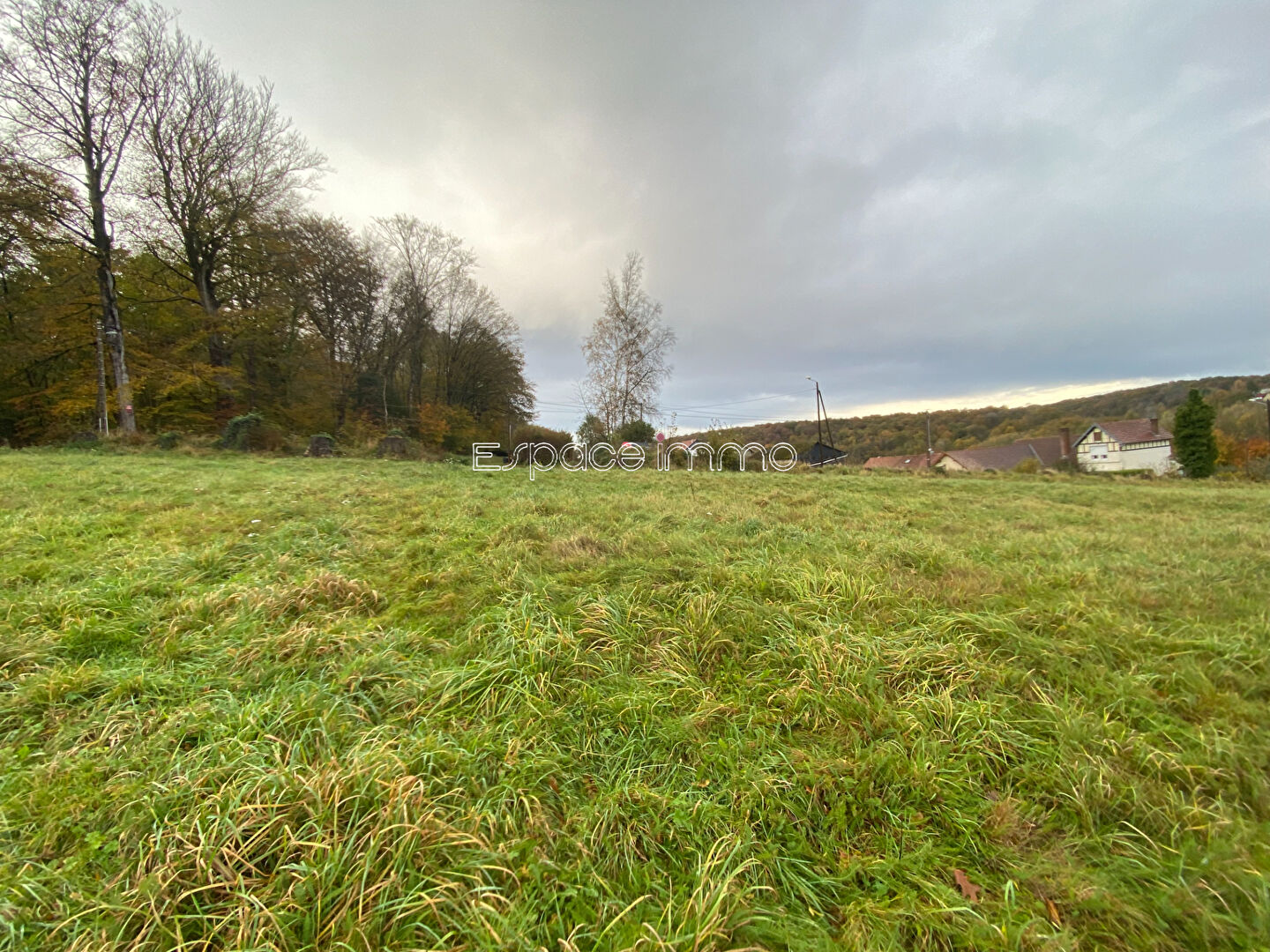 Photo Beau terrain constructible avec une belle vue dégagée - proche de la gare - viabilisé - Clères - 525m2 image 2/3