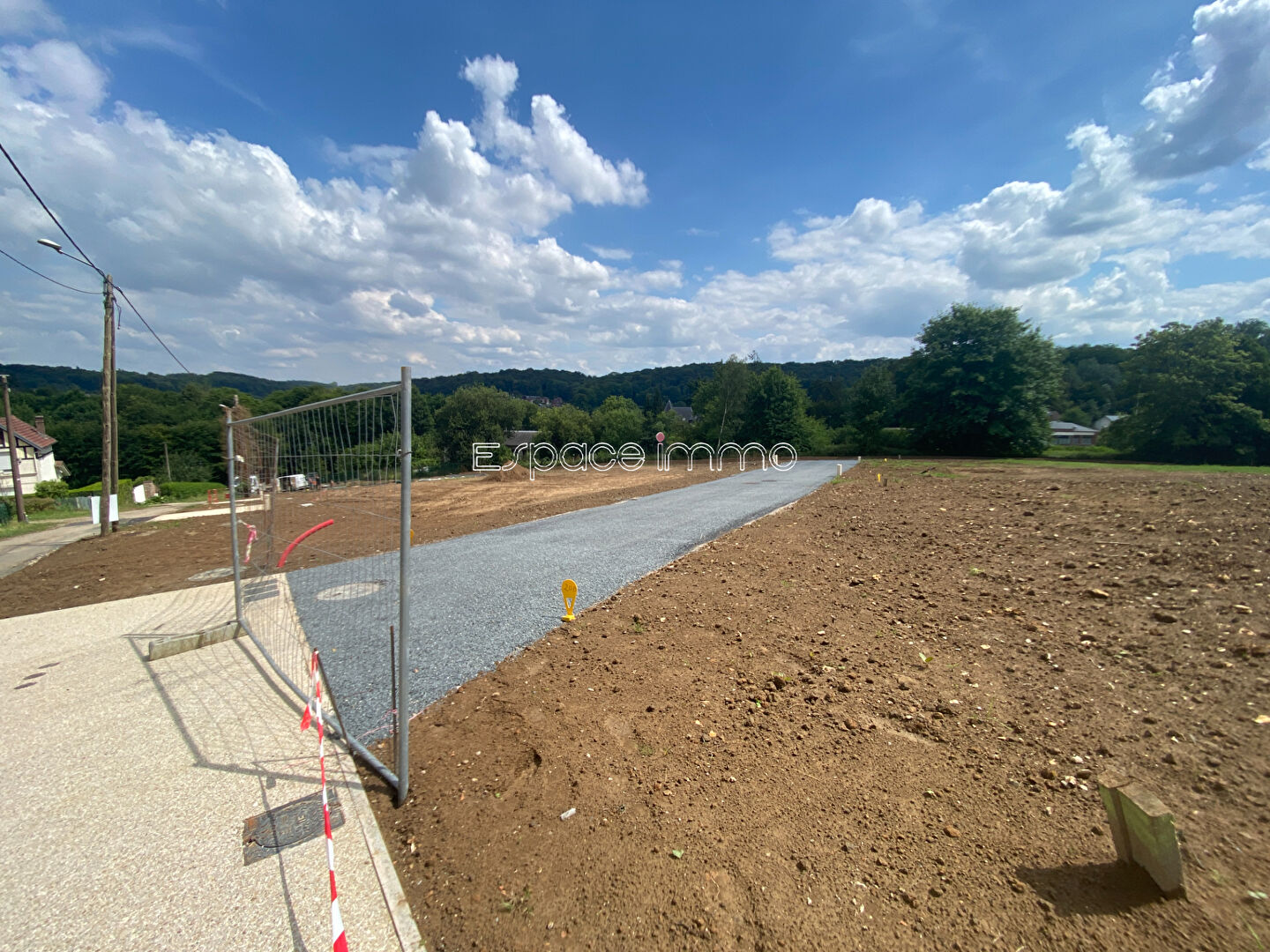 Photo Beau terrain constructible avec une belle vue dégagée - proche de la gare - viabilisé - Clères - 525m2 image 2/2