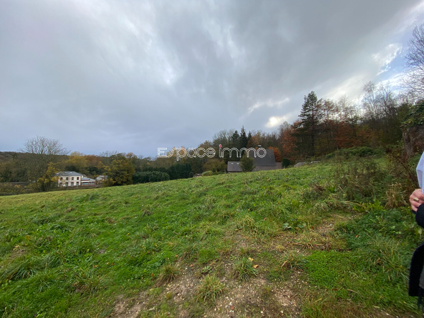 Photo Beau terrain constructible avec une belle vue dégagée - proche de la gare - viabilisé - Clères - 525m2 image 3/3