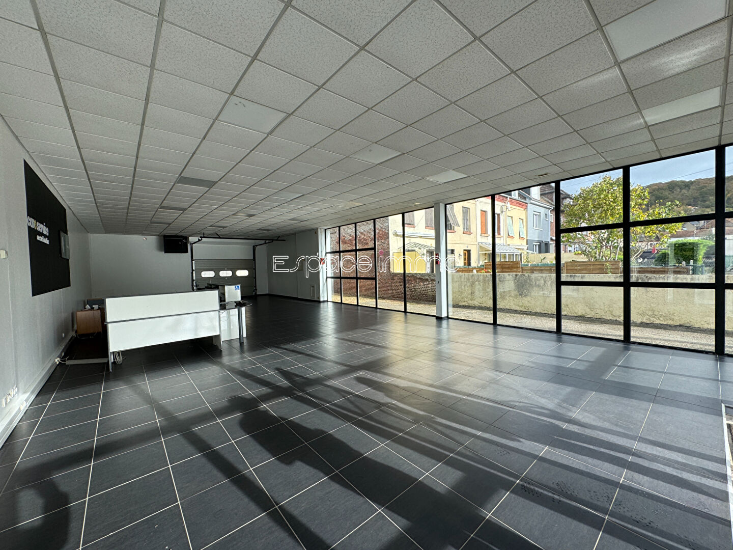 DEUX LOCAUX COMMERCIAUX AVEC MAISON D'HABITATION - DEVILLE LES ROUEN - 786m² - PARKING - GARAGE