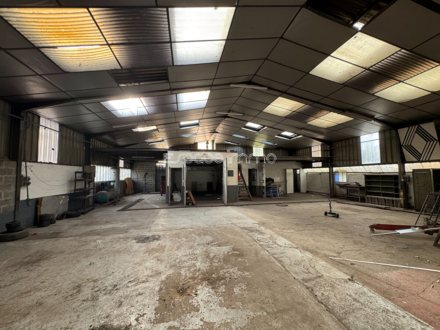Photo DEUX LOCAUX COMMERCIAUX AVEC MAISON D'HABITATION - DEVILLE LES ROUEN - 786m² - PARKING - GARAGE image 5/6