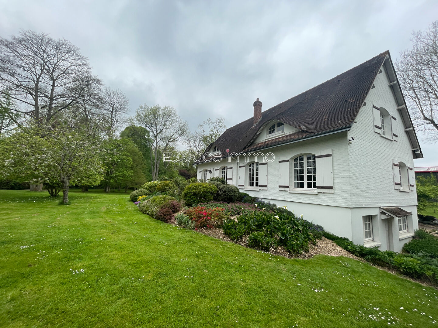 Photo Propriété - Maison sur sous-sol complet - centre de MALAUNAY - 196m² - Jardin arboré et cours d'eau image 2/6