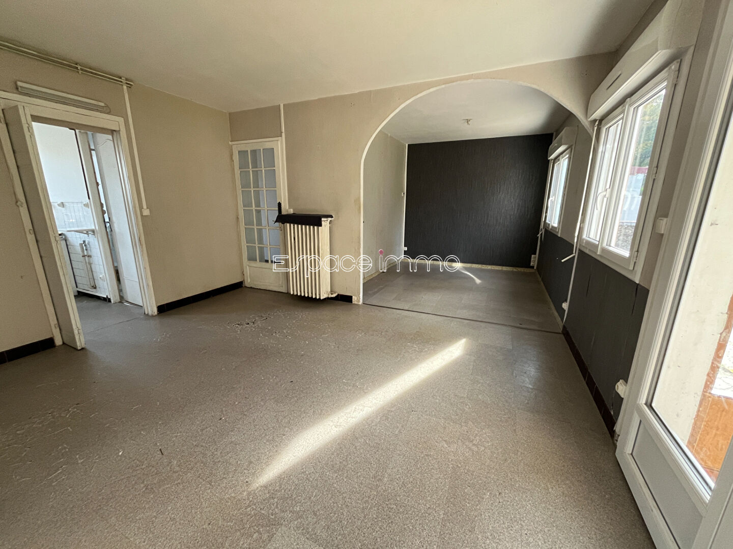 Photo MAISON - PLAIN PIED - 2 CHAMBRES - 64M² - GARAGE - JARDIN - MAROMME - LA MAINE image 2/6