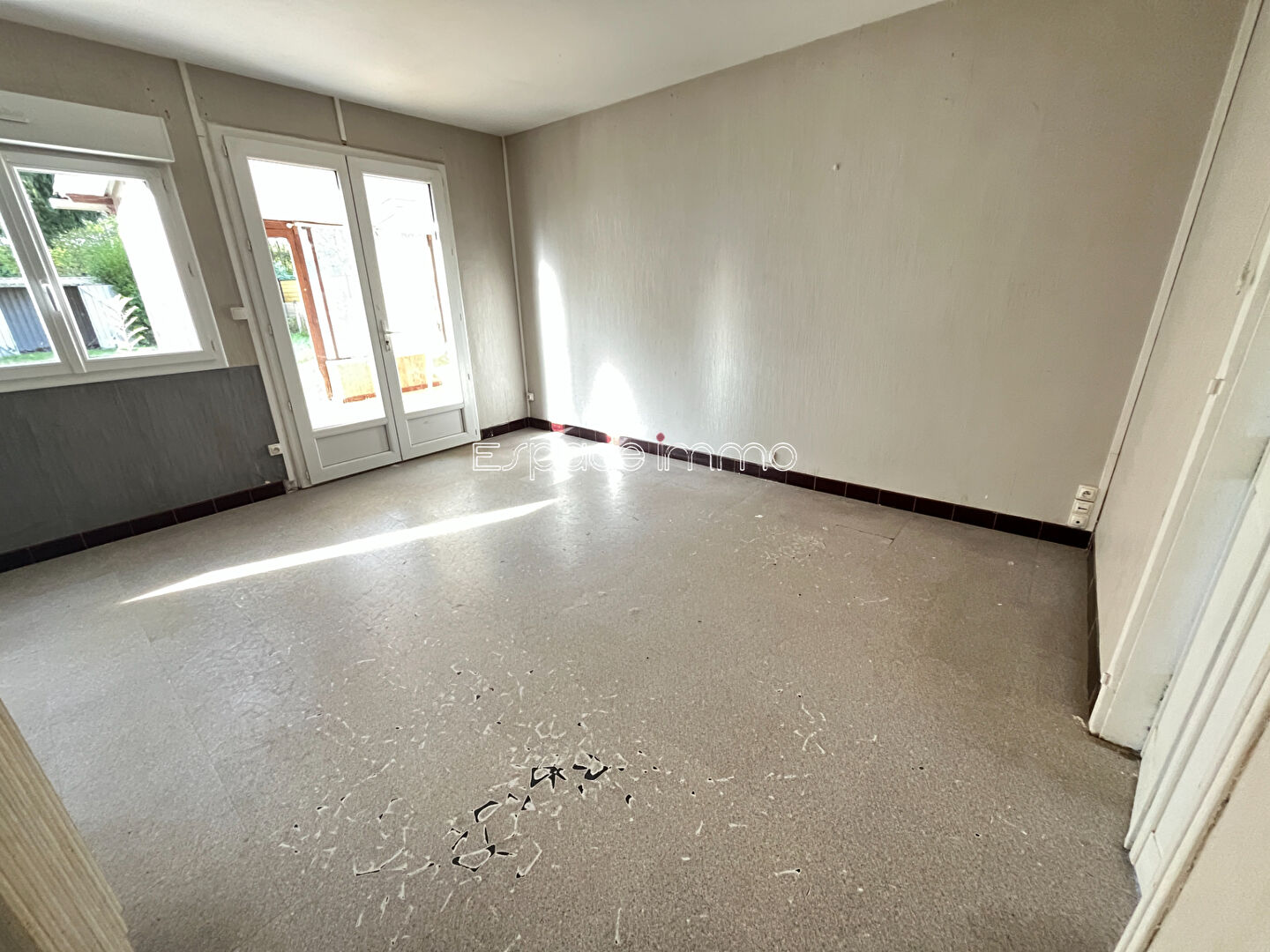 Photo MAISON - PLAIN PIED - 2 CHAMBRES - 64M² - GARAGE - JARDIN - MAROMME - LA MAINE image 3/6