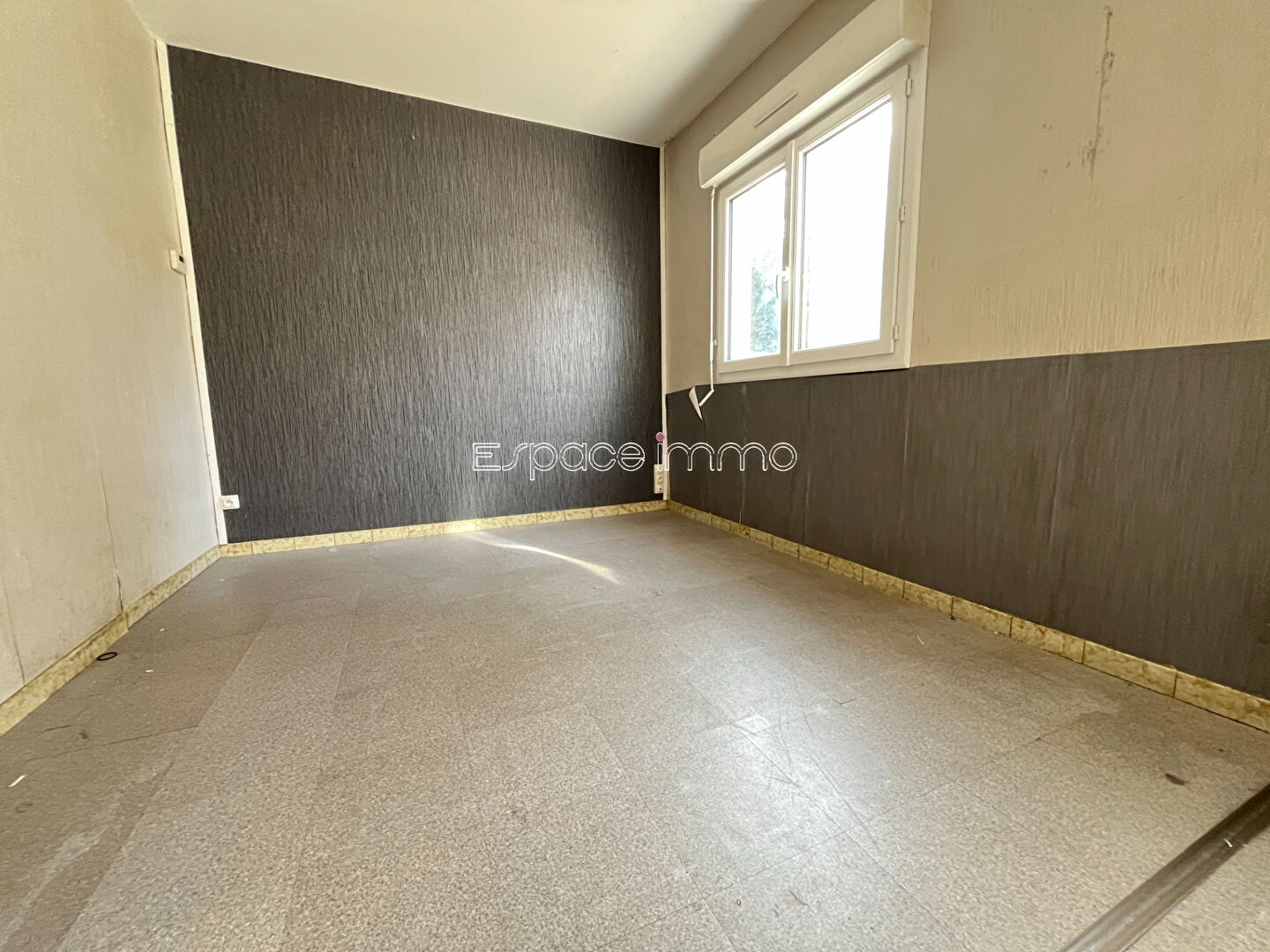 Photo MAISON - PLAIN PIED - 2 CHAMBRES - 64M² - GARAGE - JARDIN - MAROMME - LA MAINE image 4/6