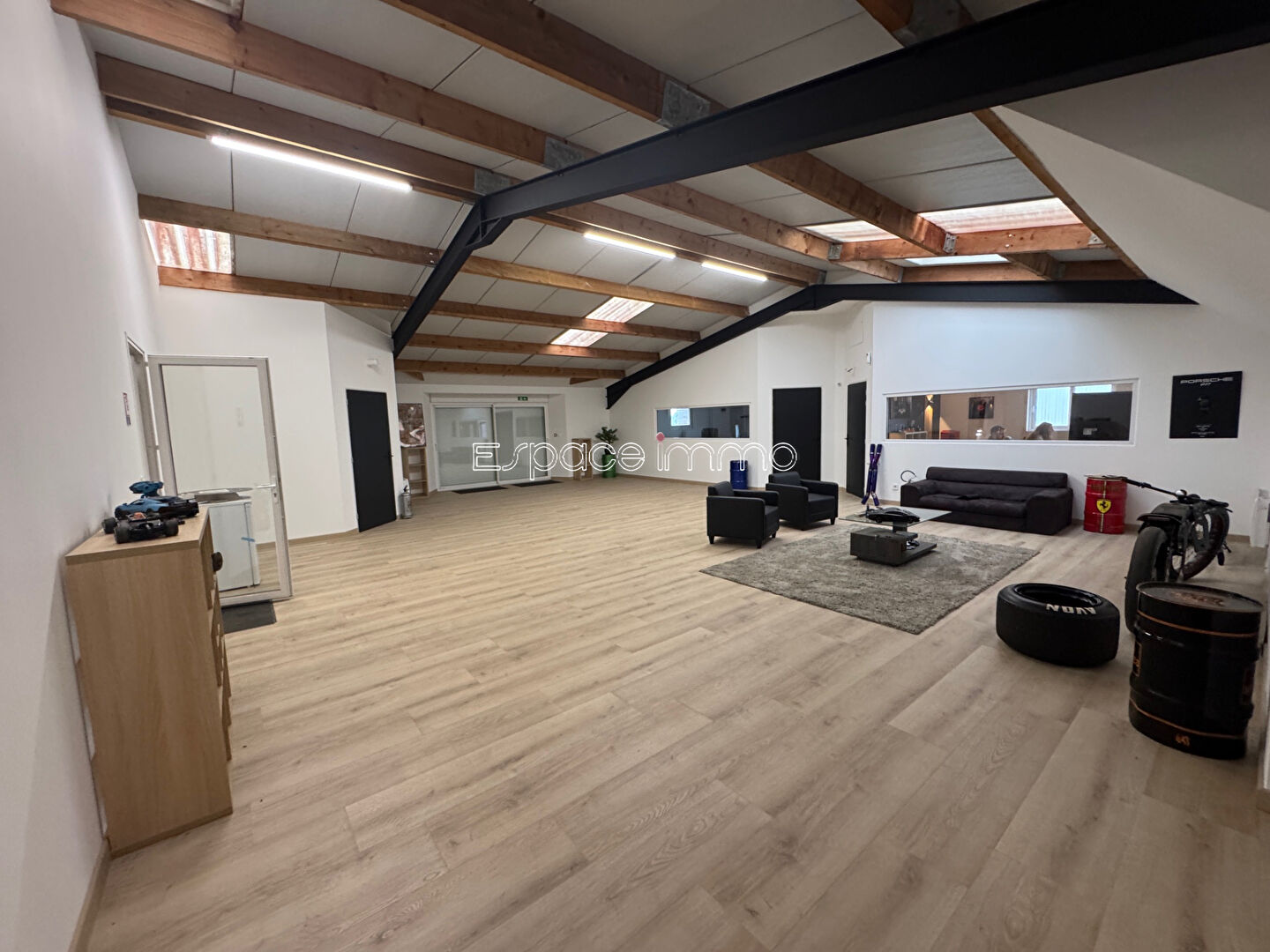 Photo MURS COMMERCIAUX ENTIEREMENT RENOVES - BARENTIN - 635.89 m² image 2/6