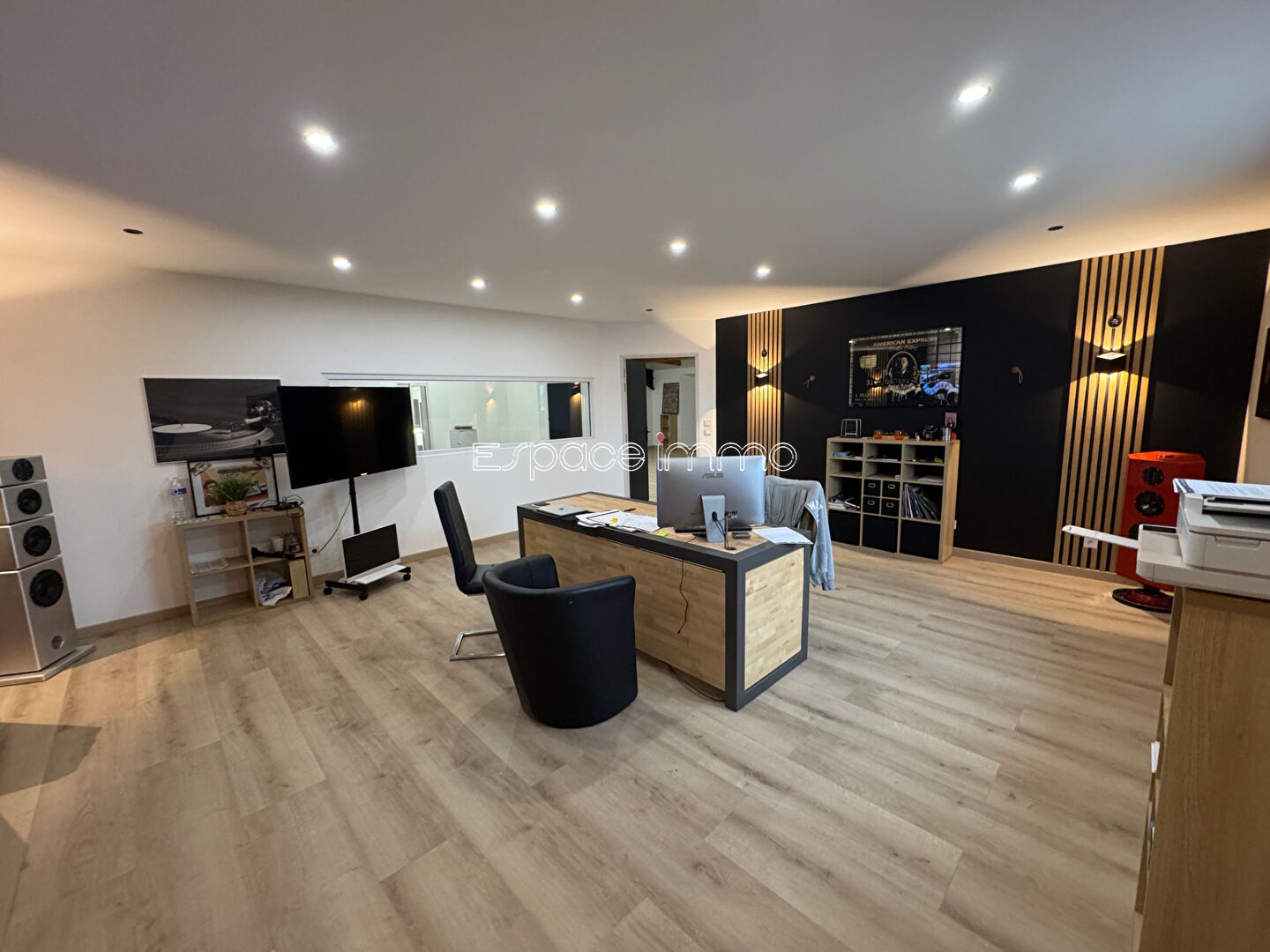 Photo MURS COMMERCIAUX ENTIEREMENT RENOVES - BARENTIN - 635.89 m² image 3/6