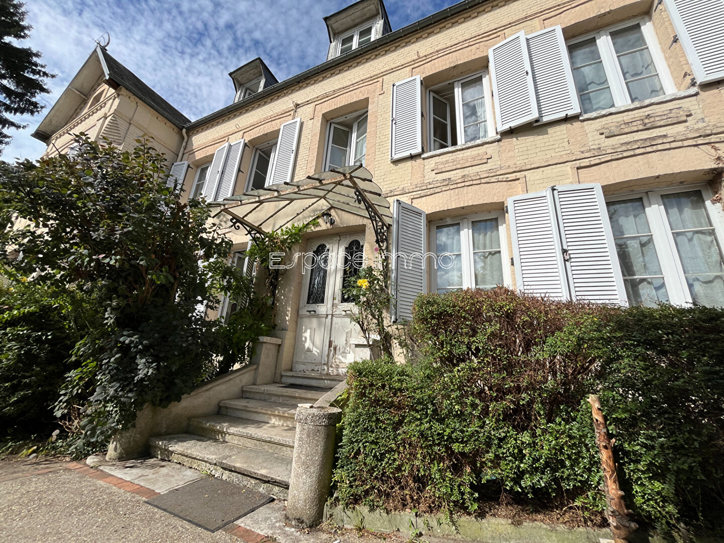 MAISON FAMILIALE - 213M² - 7 PIECES - DOUBLE GARAGE - JARDIN