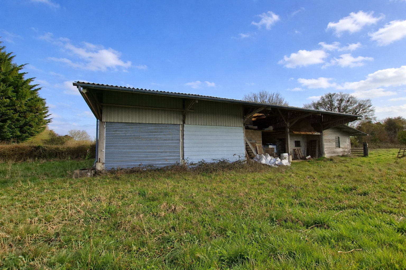 Terrain avec bâtiment de stockage - Proche La Ferté-Frenel