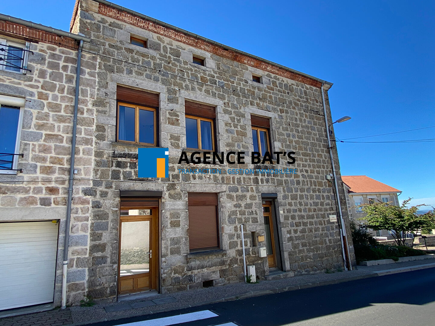 Photo Petit immeuble centre de Sainte-Sigolène image 1/4