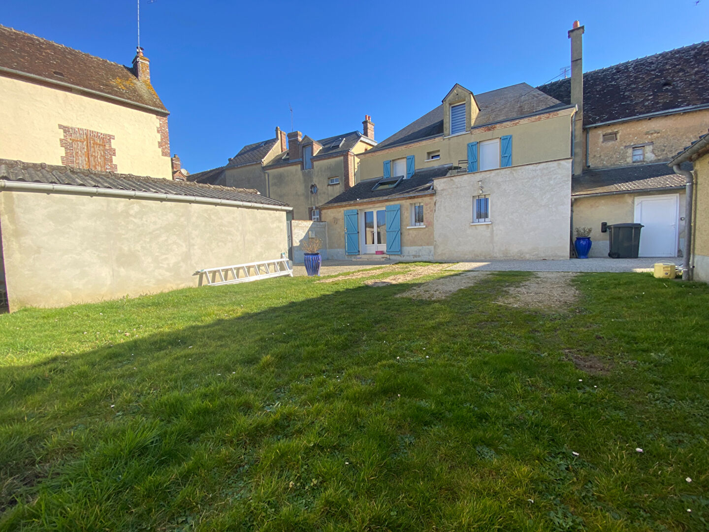 10 Km LA FERTE BERNARD, maison trois chambres