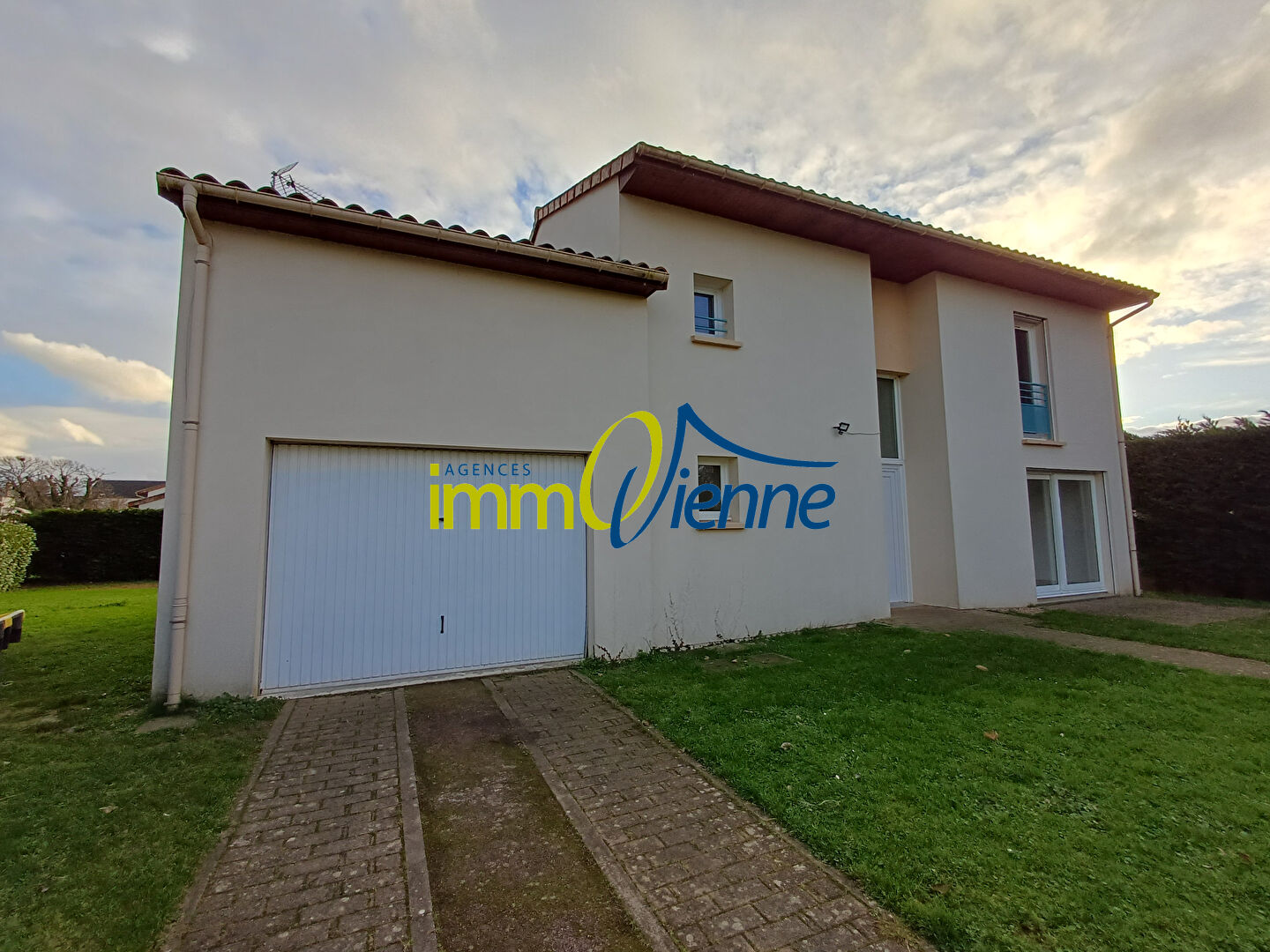 Agence immobilière de AGENCES IMMOVIENNE - SAINT JULIEN L'ARS - AGENCES IMMOVIENNE CIVAUX