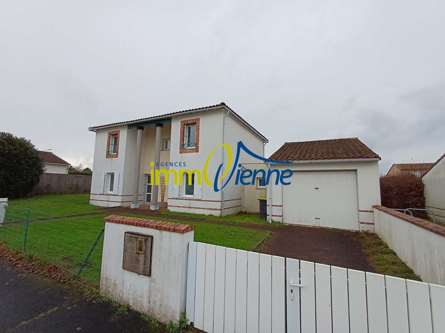 MAISON LUSSAC LES CHATEAUX - 6 pièce(s) - 134 m2