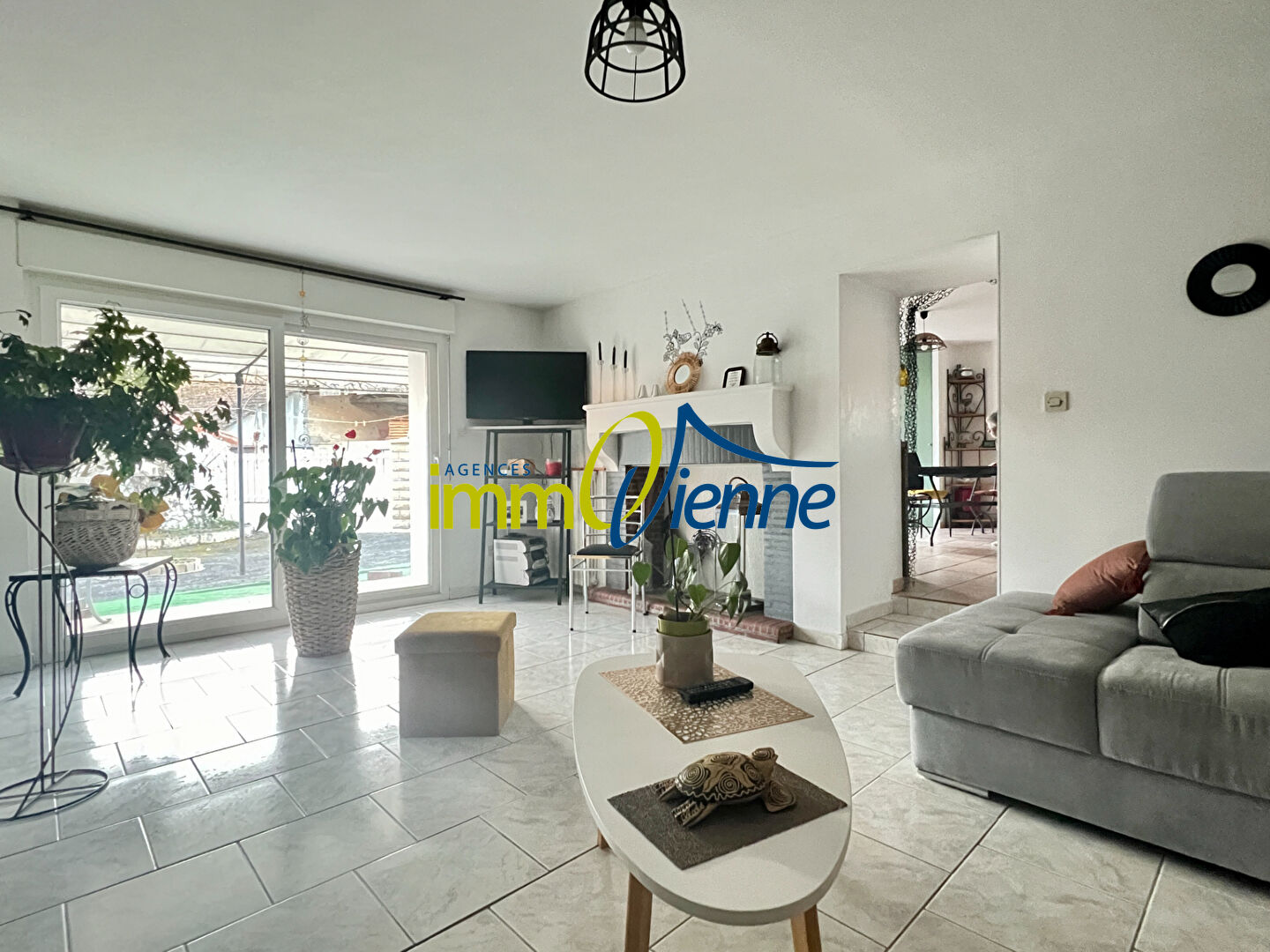 Agence immobilière de AGENCES IMMOVIENNE - SAINT JULIEN L'ARS - AGENCES IMMOVIENNE CIVAUX